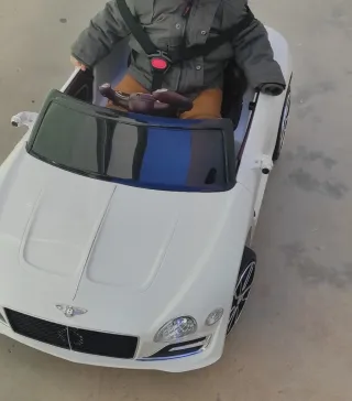 Coche eléctrico infantil blanco Bentley.