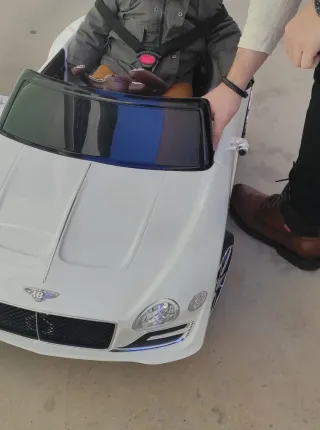 Coche eléctrico infantil blanco Bentley.
