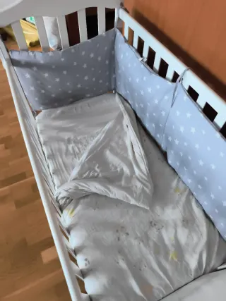 Cuna de madera blanca con osito