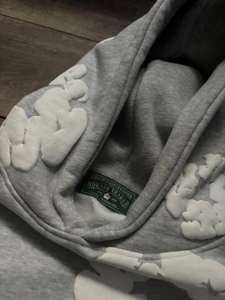 Sudadera Denim Tears Gris con Nubes Blancas