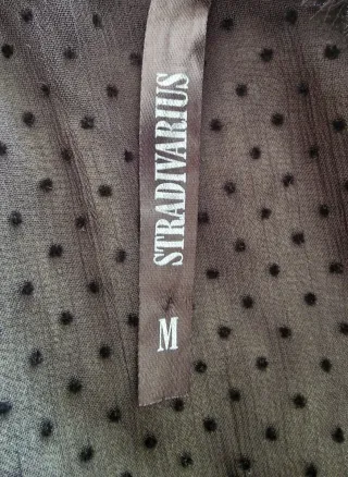 Blusa negra con lunares y volantes