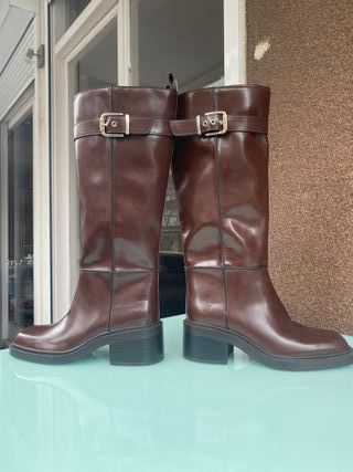 Botas altas Zara marrones con hebilla