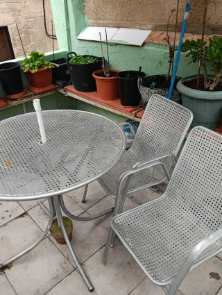 Mesa redonda y 2 sillas de jardín metal. Falta