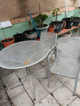 Mesa redonda y 2 sillas de jardín metal. Falta