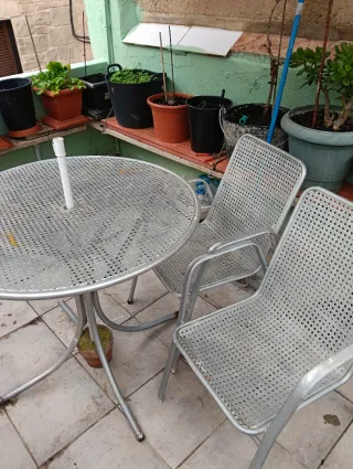 Mesa redonda y 2 sillas de jardín metal. Falta