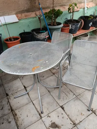 Mesa redonda y 2 sillas de jardín metal. Falta