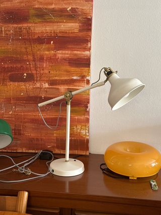 Lámpara de pie dorada y blanca