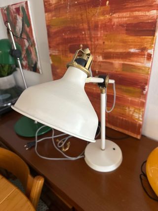 Lámpara de pie dorada y blanca