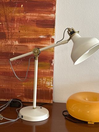 Lámpara de pie dorada y blanca