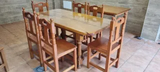 Mesa de comedor y 6 sillas de madera