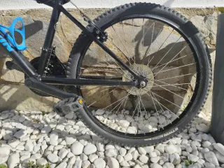 Bicicleta de montaña azul y negra Decathlon
