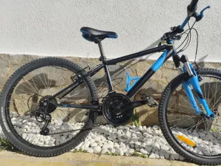 Bicicleta de montaña azul y negra Decathlon