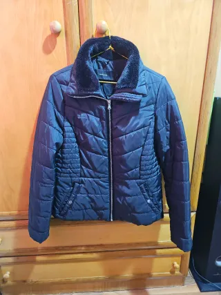 Chaqueta VERO MODA negra con pelo en el cuello