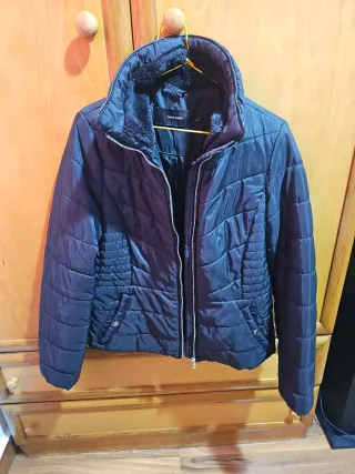 Chaqueta VERO MODA negra con pelo en el cuello
