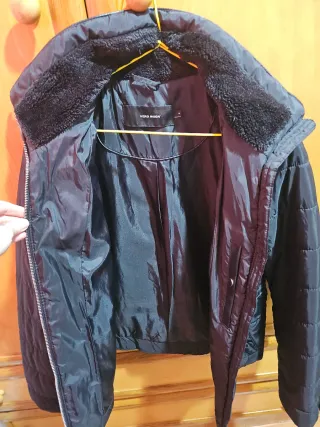 Chaqueta VERO MODA negra con pelo en el cuello