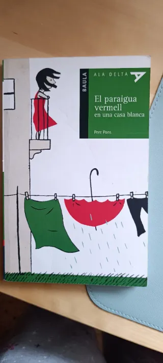 El paraigua vermell en una casa blanca