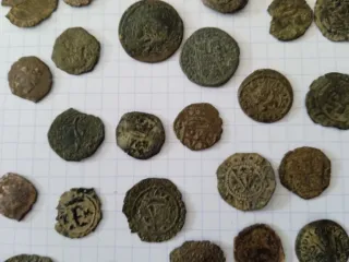 Monedas medievales, resellos y romanas