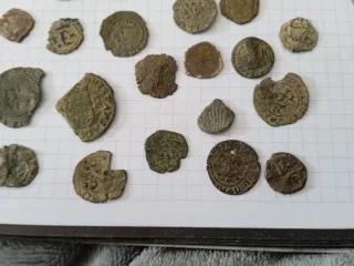 Monedas medievales, resellos y romanas