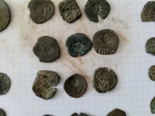 Monedas medievales, resellos y romanas
