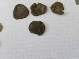 Monedas medievales, resellos y romanas