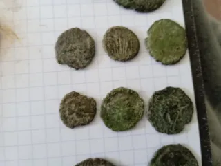 Monedas medievales, resellos y romanas