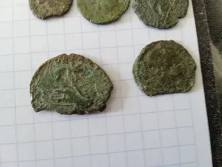 Monedas medievales, resellos y romanas