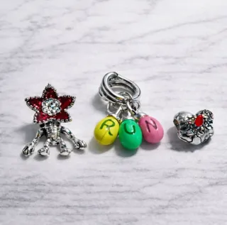 Charms Stranger Things tipo Pandora