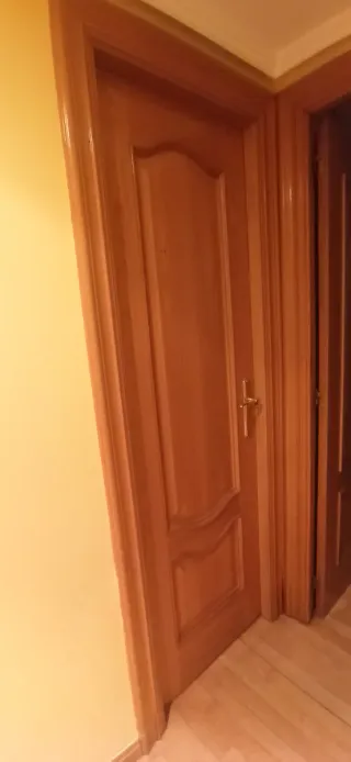 Puerta de roble con cristal