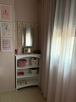 Cortinas rosas y lámpara