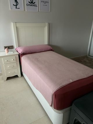 Cortinas rosas y lámpara