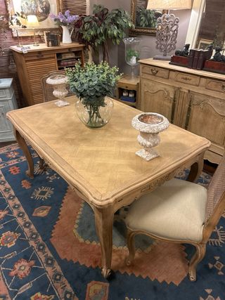 Mesa de comedor antigua