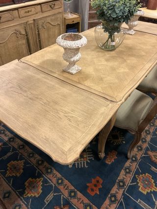 Mesa de comedor antigua