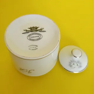 Azucarero de porcelana con detalles plateados