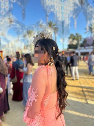 Traje de flamenca coral con detalles en dorado