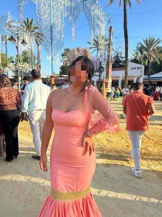 Traje de flamenca coral con detalles en dorado