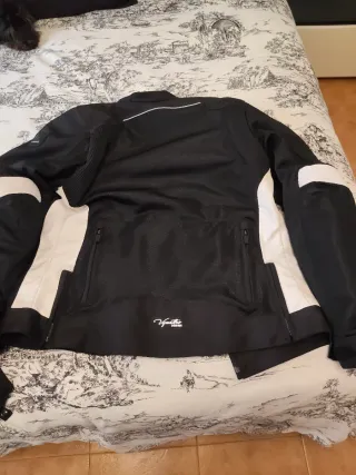Chaqueta de moto negra y blanca
