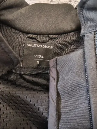 Chaqueta de moto negra y blanca