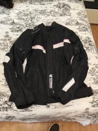 Chaqueta de moto negra y blanca