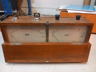 Medidor de electricidad antiguo