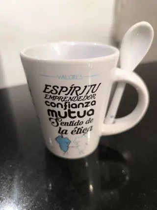 Taza con cucharilla integrada en asa