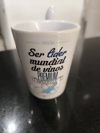 Taza con cucharilla integrada en asa