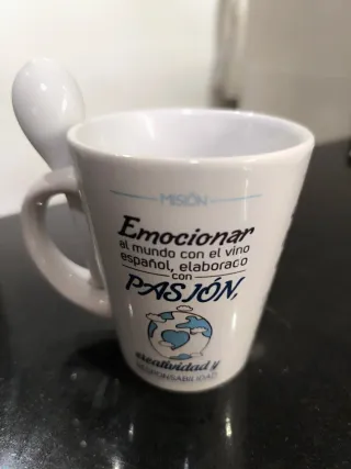 Taza con cucharilla integrada en asa