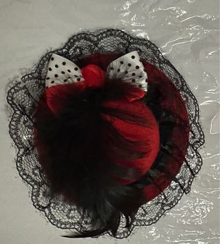 Sombrero para muñeca con lazo y plumas