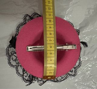 Sombrero para muñeca con lazo y plumas