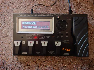 Pedalera Roland GR-55 Guitar Synthesizer