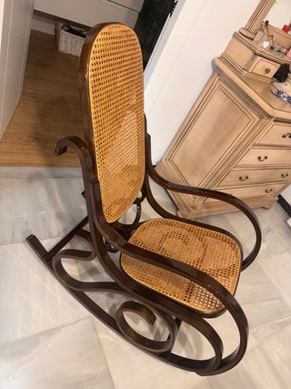 Silla balancín de madera y ratán