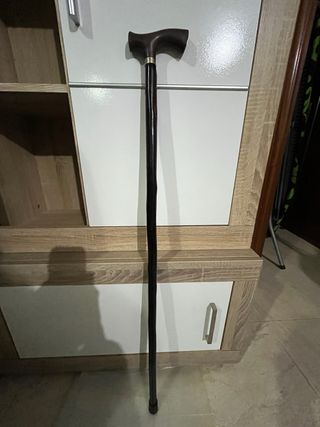 Bastón de madera oscuro