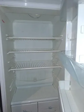 Nevera blanca marca Aspes.