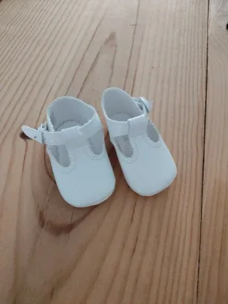 Zapatos de bebé blancos talla 17