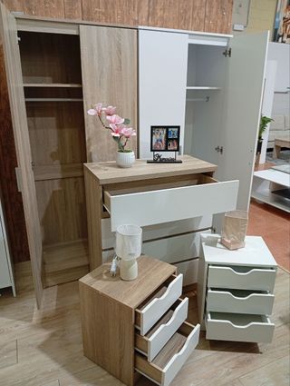 Armario, cómoda y mesitas de noche